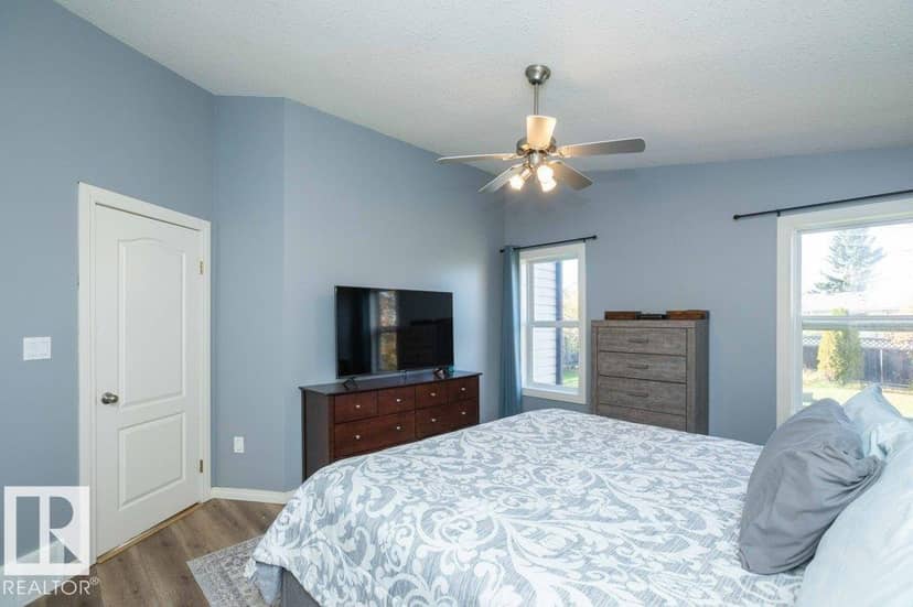 4720 47 ST — photo 33 of 40