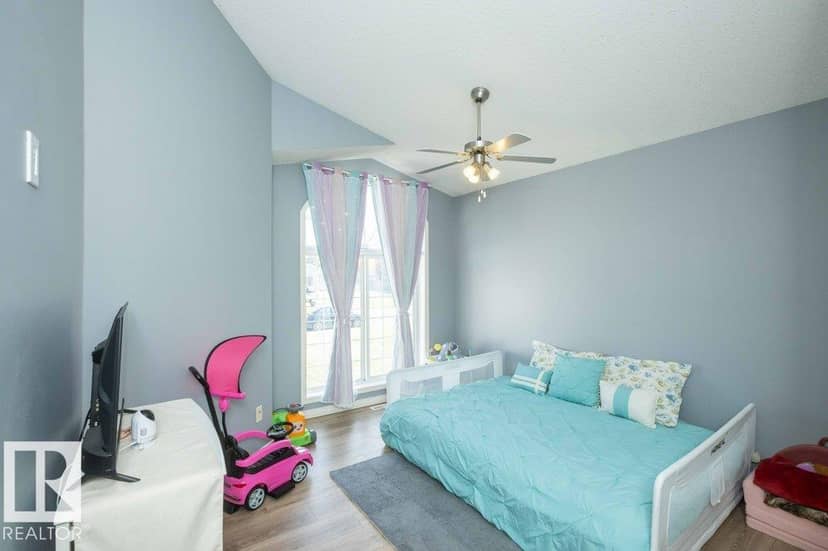 4720 47 ST — photo 38 of 40