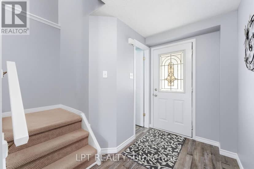 232 Tait Crescent — photo 4 of 37