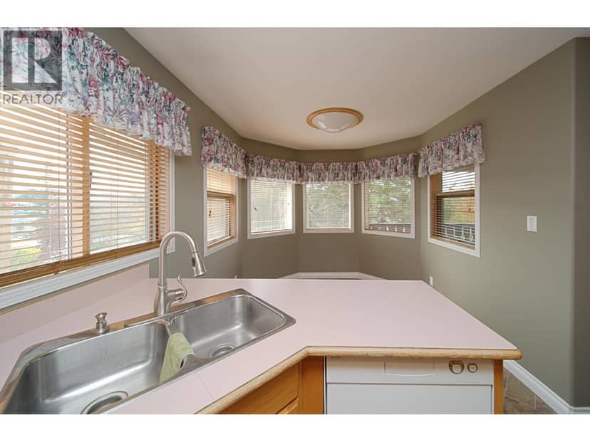 599 Pearkes Drive — photo 17 of 40