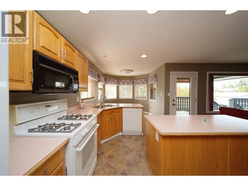 599 Pearkes Drive — photo 13 of 40