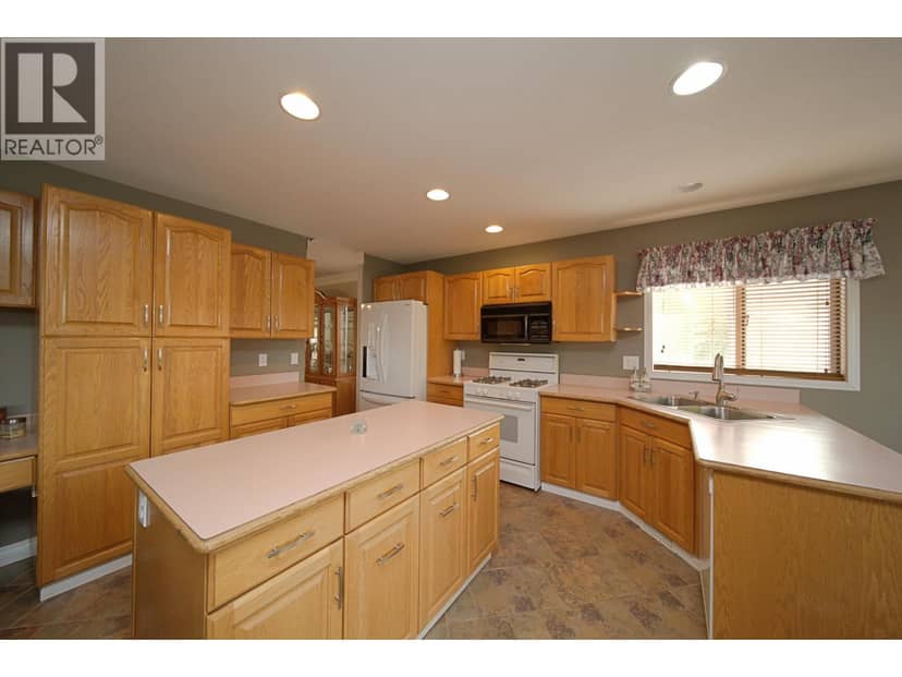 599 Pearkes Drive — photo 14 of 40