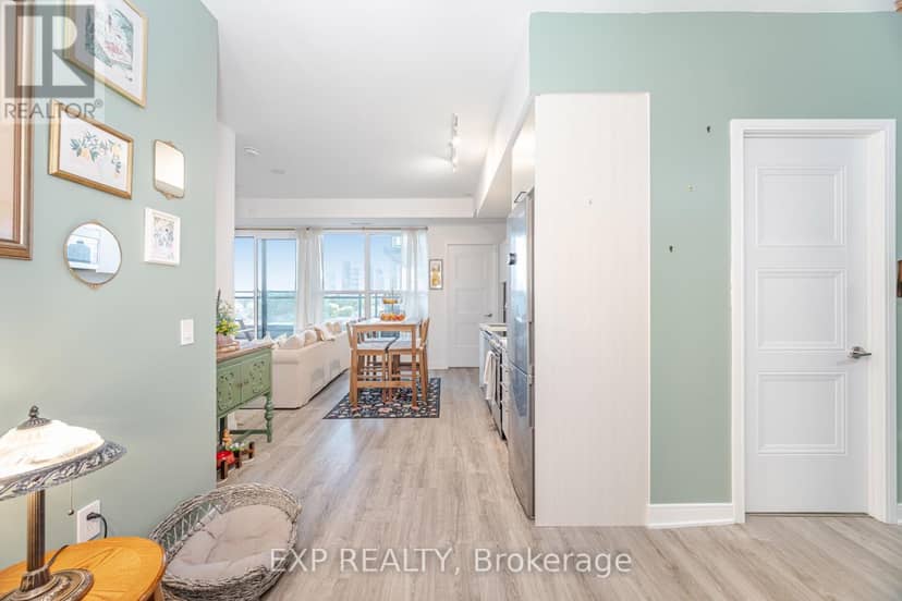 812 - 25 Neighbourhood Lane — photo 10 of 40