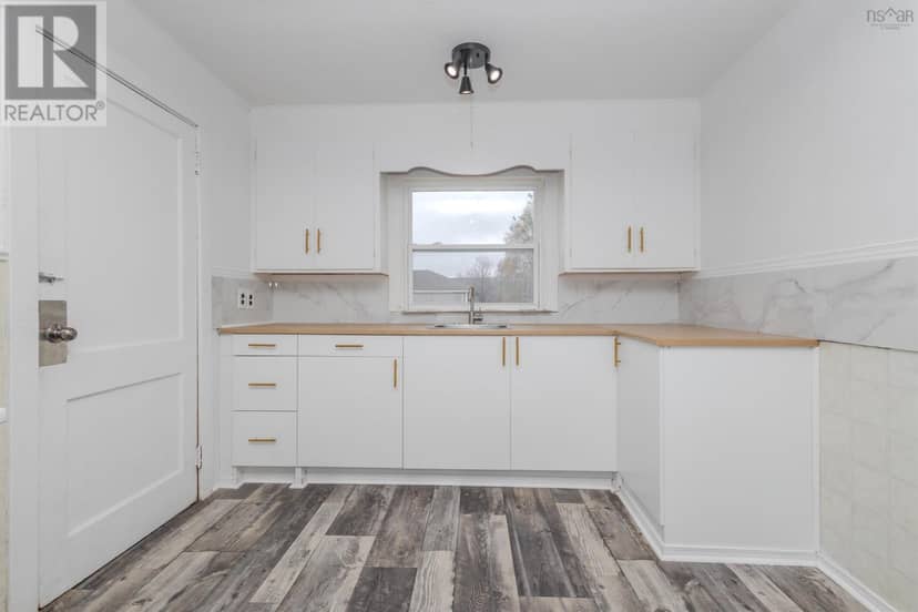 214 Alexandra Street — photo 13 of 32
