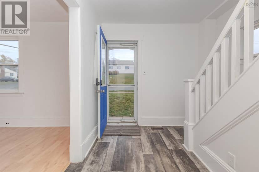 214 Alexandra Street — photo 7 of 32
