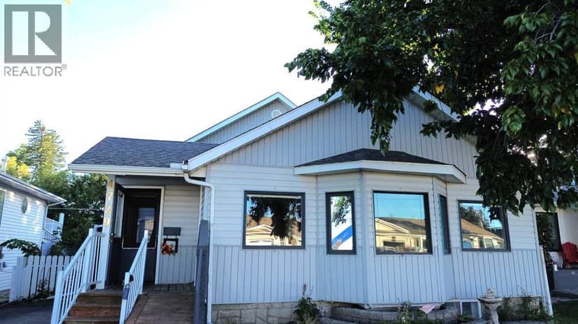4729 49A Avenue, Lacombe, photo 2
