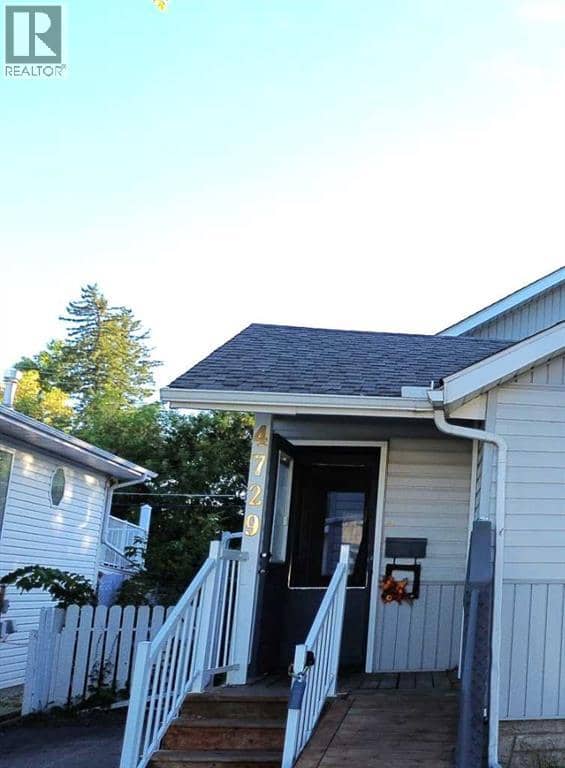 4729 49A Avenue, Lacombe, photo 3