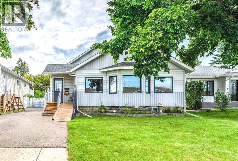4729 49A Avenue, Lacombe