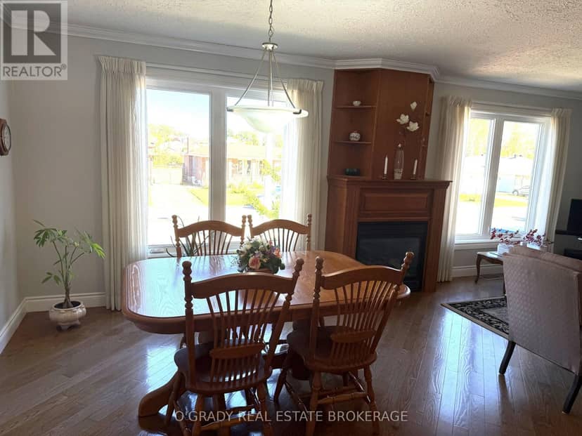 1442 Windsor Drive — photo 9 of 28