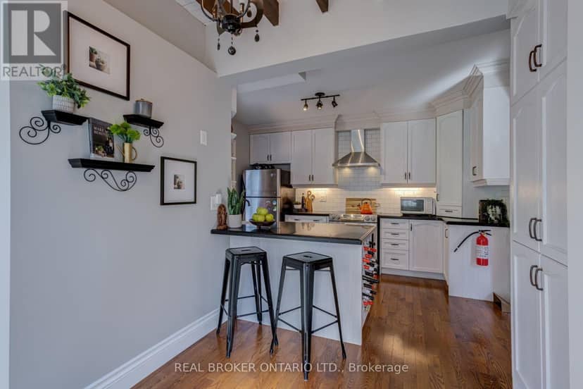 30 Elizabeth Street S, Richmond Hill, photo 3
