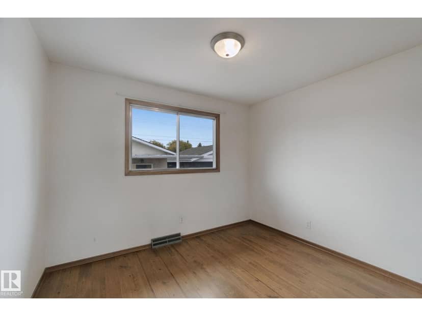 8424 70 ST NW — photo 31 of 40