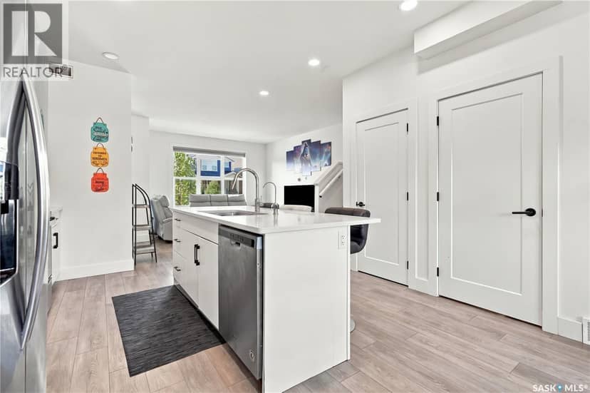 185 Rosewood BOULEVARD E — photo 13 of 40