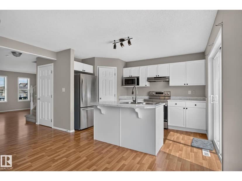 8923 173 AV NW — photo 10 of 40