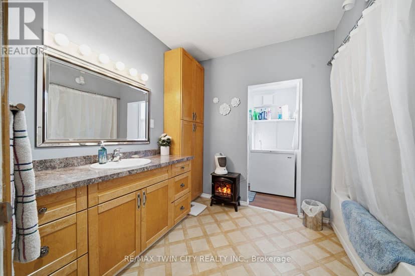 986 Colborne Street — photo 18 of 31
