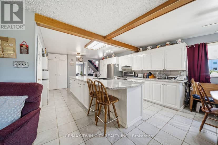 986 Colborne Street — photo 9 of 31