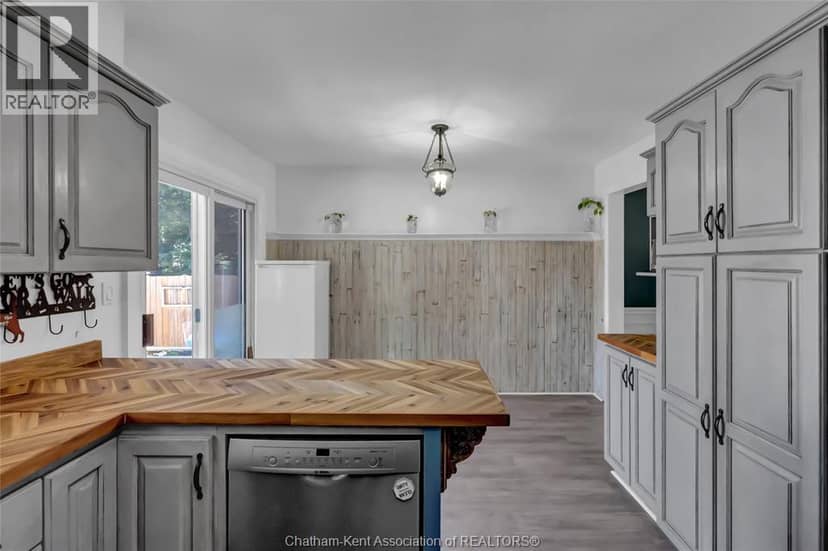 138 Vanier DRIVE — photo 12 of 40