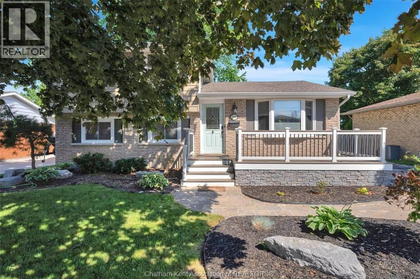 138 Vanier DRIVE — photo 2 of 40