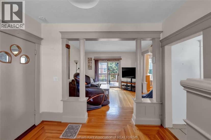 448 Queen STREET — photo 7 of 40