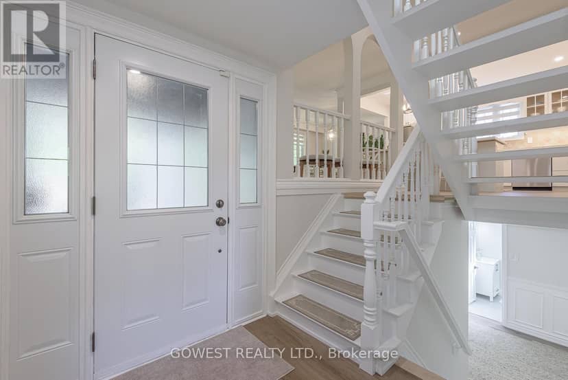 342 Bryant Crescent, Burlington, photo 2