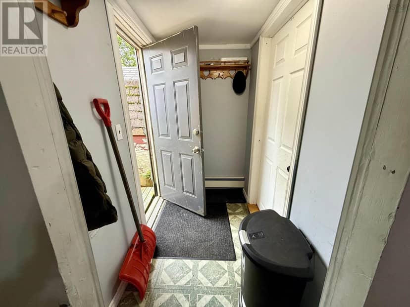 21 Leslie Lane — photo 10 of 29