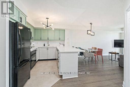 613 - 245 Davisville Avenue — photo 11 of 16