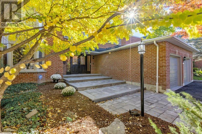 22 McClenny Drive N, Aurora, photo 2