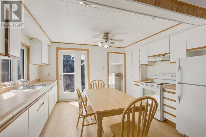 154 Hamilton AVE — photo 4 of 23