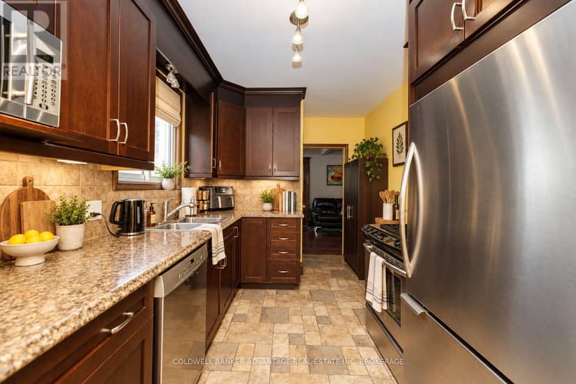315 Aqueduct Street — photo 10 of 28