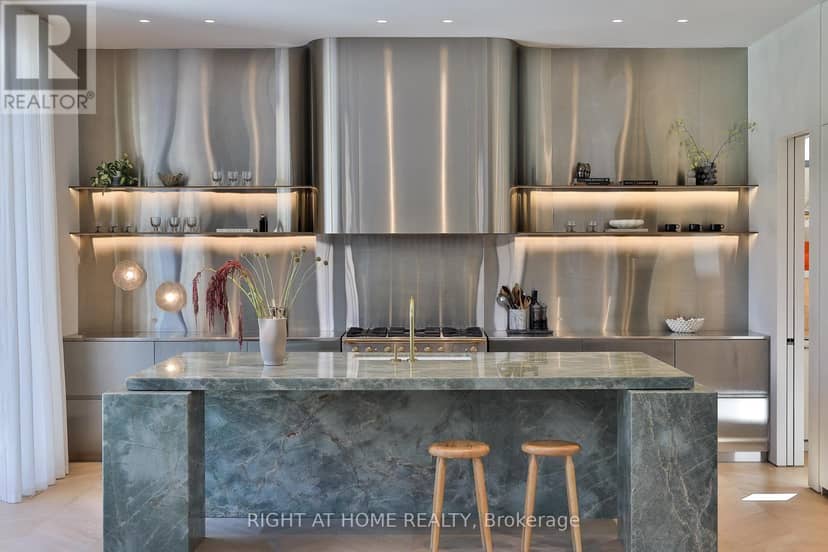 127 Yonge Boulevard — photo 11 of 40