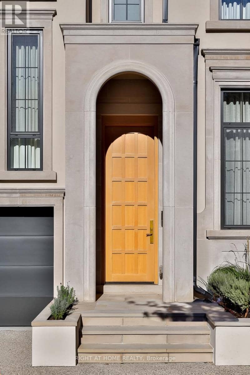 127 Yonge Boulevard, Toronto, photo 2
