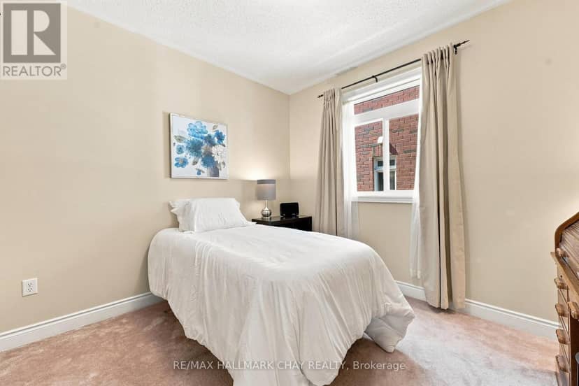 167 The Queensway — photo 14 of 29