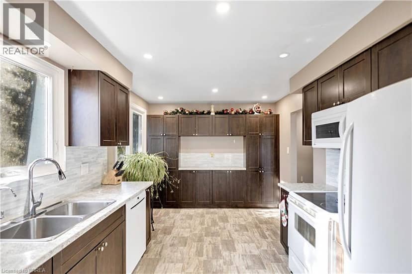 36 VALERIE Court — photo 10 of 40