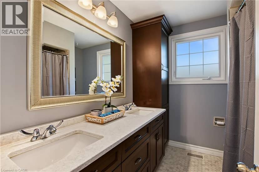 111 MACGREGOR Crescent — photo 21 of 40