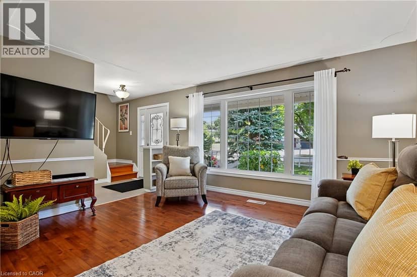 111 MACGREGOR Crescent — photo 5 of 40