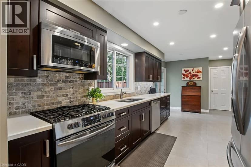 111 MACGREGOR Crescent — photo 11 of 40