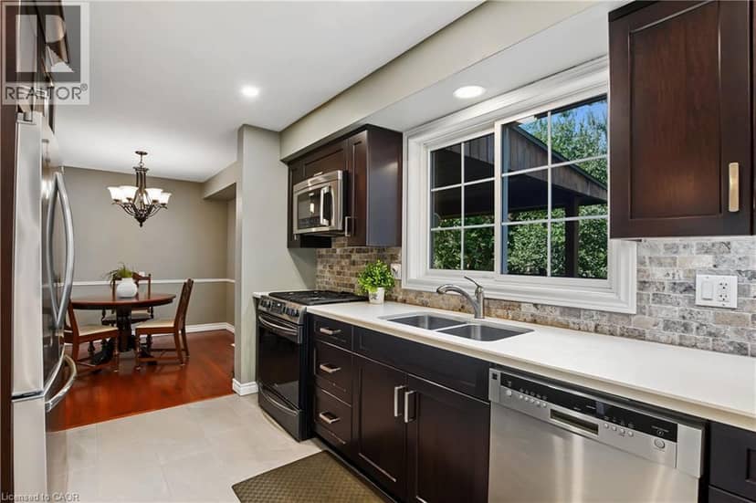 111 MACGREGOR Crescent — photo 9 of 40