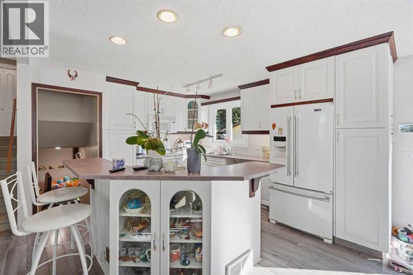 4615 31 Avenue NE — photo 9 of 40