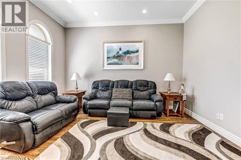 139 MANNHEIM Crescent — photo 12 of 40
