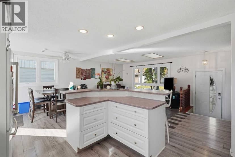 4615 31 Avenue NE — photo 15 of 40
