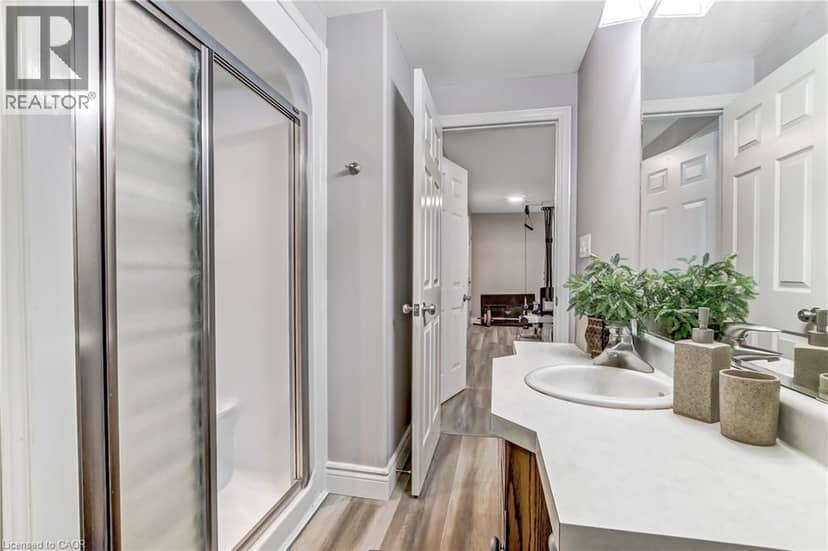 139 MANNHEIM Crescent — photo 32 of 40
