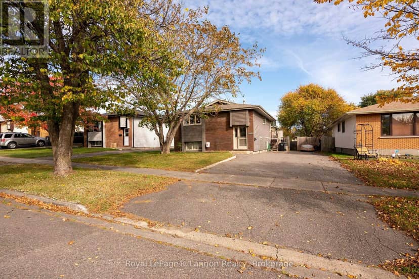 612 Lanark Crescent — photo 2 of 31