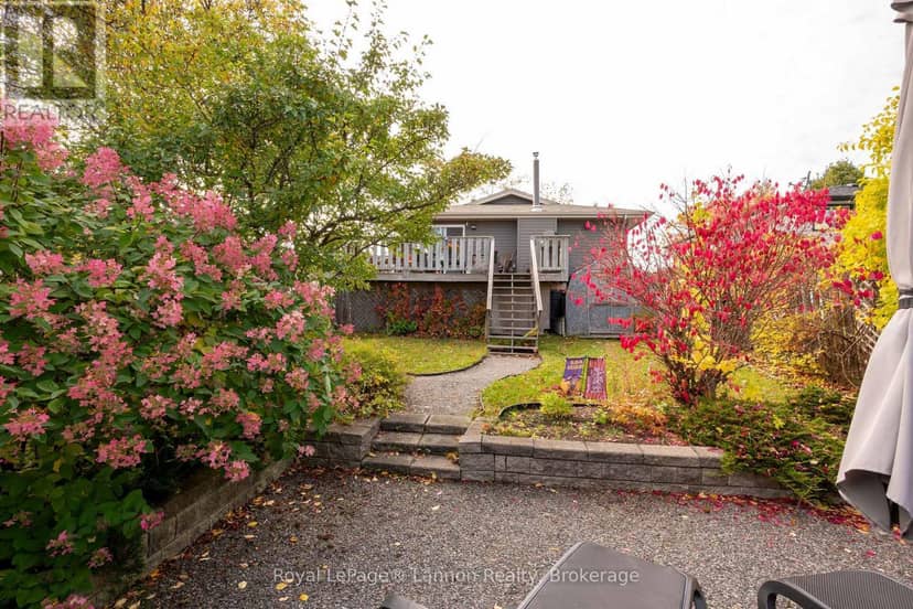 612 Lanark Crescent — photo 3 of 31