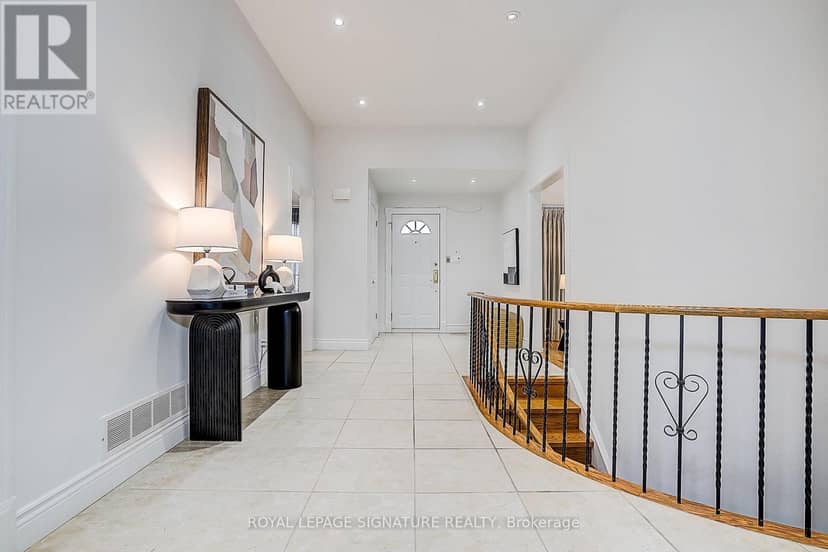 46 Caravan Drive, Toronto, photo 3