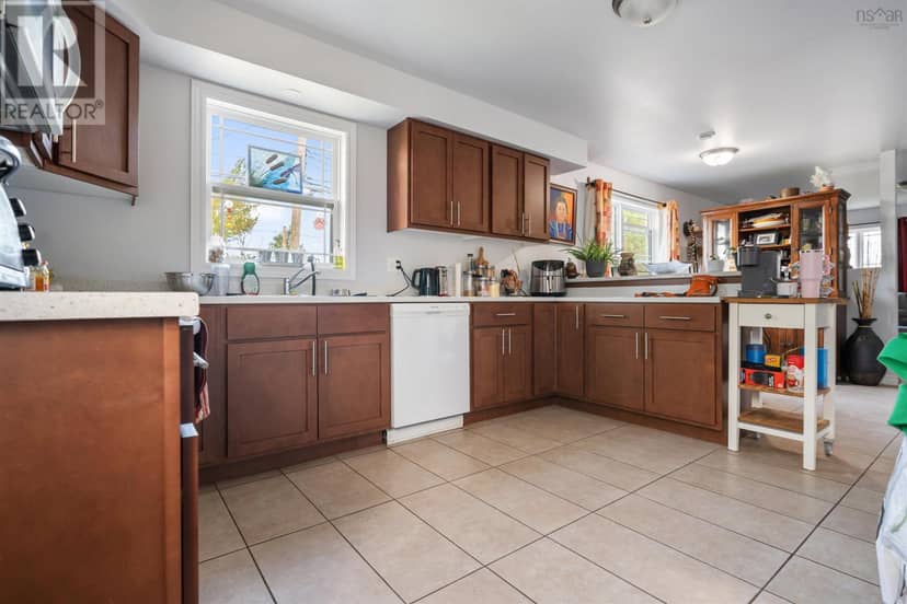 428 Stewart Street — photo 10 of 16