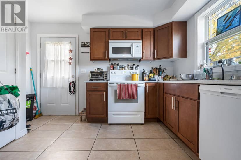 428 Stewart Street — photo 9 of 16