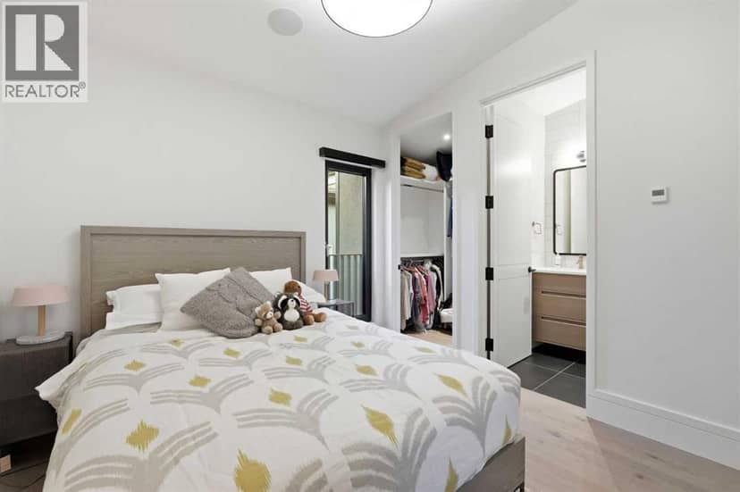 2407 31 Avenue SW — photo 36 of 40