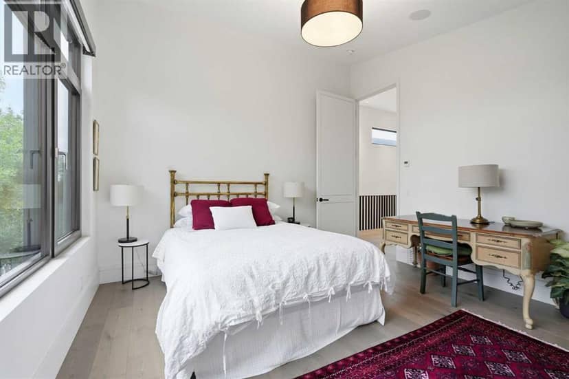 2407 31 Avenue SW — photo 33 of 40