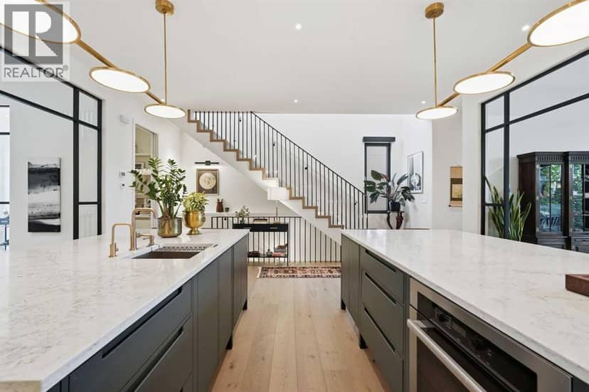 2407 31 Avenue SW — photo 12 of 40