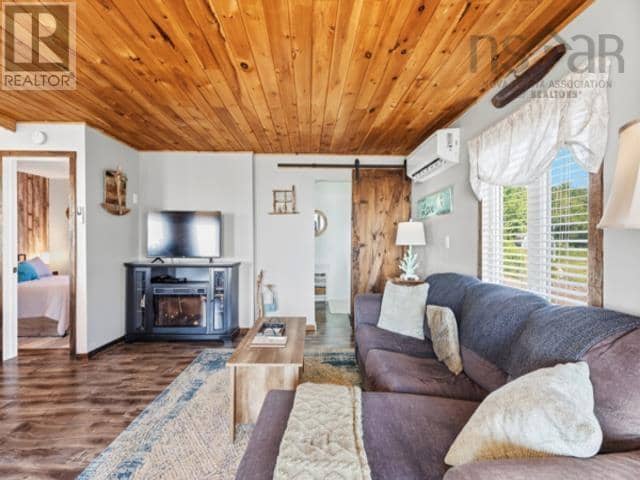 1031 West Bay Road — photo 33 of 40