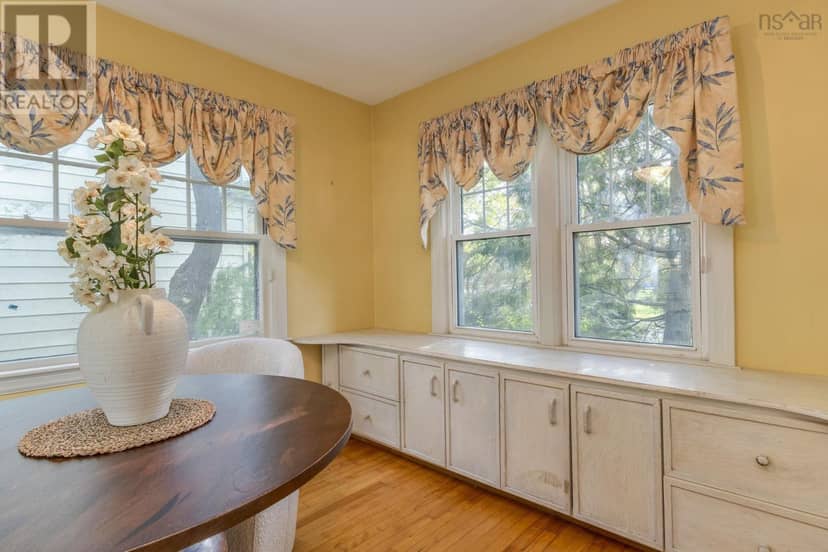 2561 Newton Avenue — photo 16 of 40